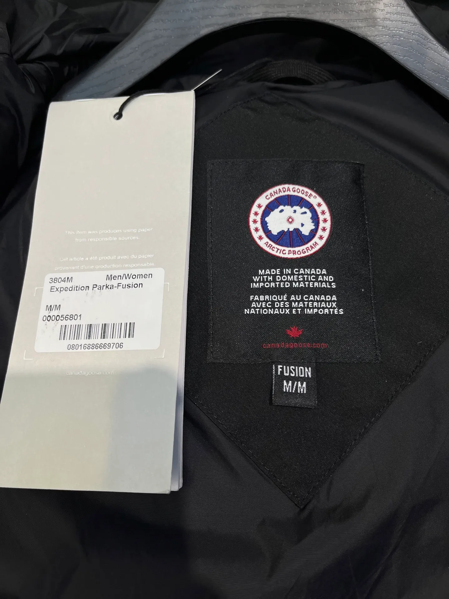 P700 Goose 🌟17 models (black) chest patch, same style for men and women, cold-resistant down jacket! The fur collar is detachable. The natural Siberian coyote fur collar has a delicate yet strong feel, which comes from the sense of life that comes from the erosion of wind and frost in nature. The market usually uses raccoon fur or fake fur instead, which is not even the slightest bit better! The collar part has cold-proof flannel, which is close to the head and neck, comfortable and warm! The fabric is made of high-density nano-level waterproof fabric, which is windproof and wear-resistant and has a certain thickness! The zipper is the official YKK brand! The waist has an elastic waistline design that can be adjusted according to yourself! There is also an anti-wind Velcro inside! Seamless threaded cuffs to avoid stiffening! In order to prevent cold wind from pouring in, a double closure design is adopted. On the premise of the traditional zipper fly, six Velcro fasteners are used for secondary closure, which brings better warmth retention effect. It retains the classic hooded design and uses super large luxurious wolf fur to protect against wind and cold. No matter how low the temperature is this winter, one piece is enough. I’ll give you the wind and temperature. Size: s-xxl